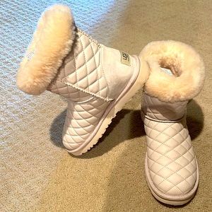 UGG New Quilted Stitch Cream Short Boots 7M